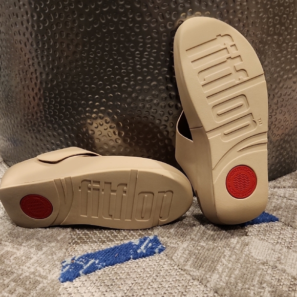 NWOB- Women's Fitflop SHUV Leather Upper Cream Sandals With Adjust. Strap Size 7 - Picture 8 of 8